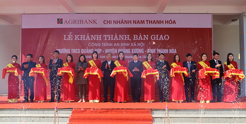Các đại biểu cắt băng khánh thành công trình ASXH THCS Quảng Hợp, Quảng Xương, Thanh Hóa. Nguồn: Agribank.