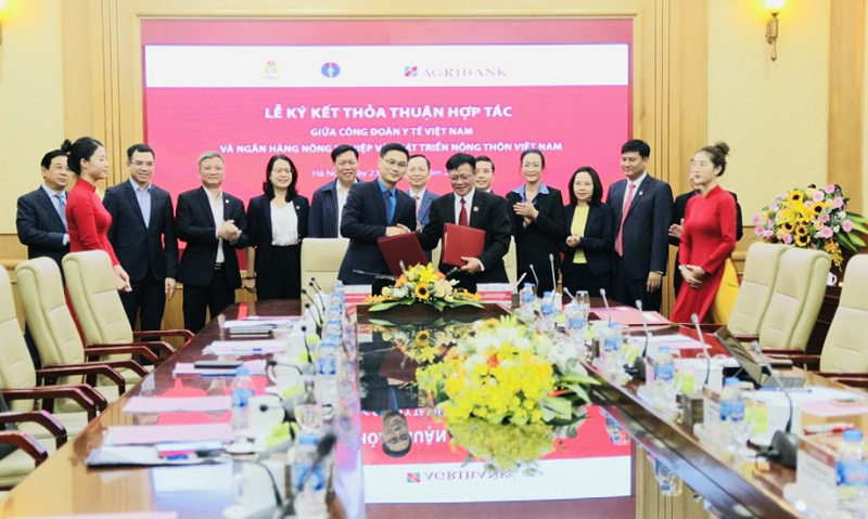 Lãnh đạo Bộ Y tế, Ngân hàng Nhà nước Việt Nam chứng kiến lễ ký kết thỏa thuận hợp tác giữa Agribank và Công đoàn Y tế Việt Nam. Nguồn: Agribank.