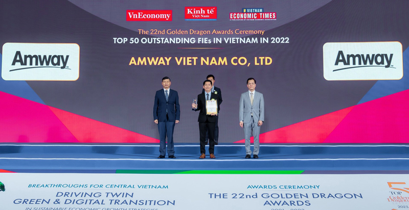 Ông Huỳnh Thiên Triều, Tổng Giám đốc Amway Việt Nam nhận giải thưởng từ Ban tổ chức Giải thưởng Rồng Vàng 2023. Nguồn: Amway