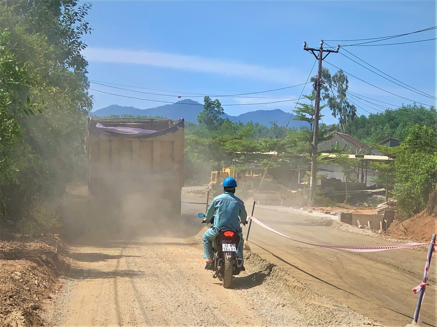 UBND tỉnh Quảng Nam yêu cầu tăng cường kiểm tra, đôn đốc các chủ đầu tư, đơn vị thi công thực hiện nghiêm các biện pháp giảm thiểu phát tán bụi, khí thải ra môi trường.