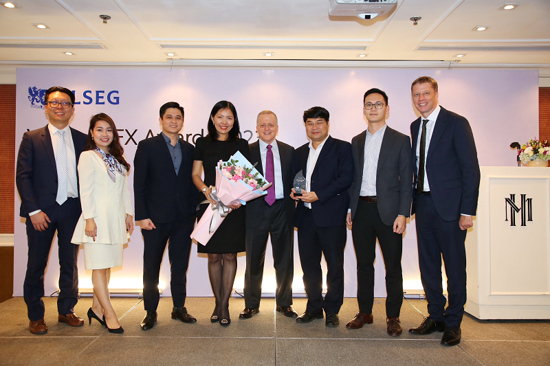 Đại diện Refinitiv/LSEG trao giải thưởng Best FXall Taker cho đại diện Vietcombank - Ông Lục Diệu Khánh - Phó Trưởng phòng Kinh doanh vốn (thứ 3 từ phải sang) và bộ phận FX Vietcombank