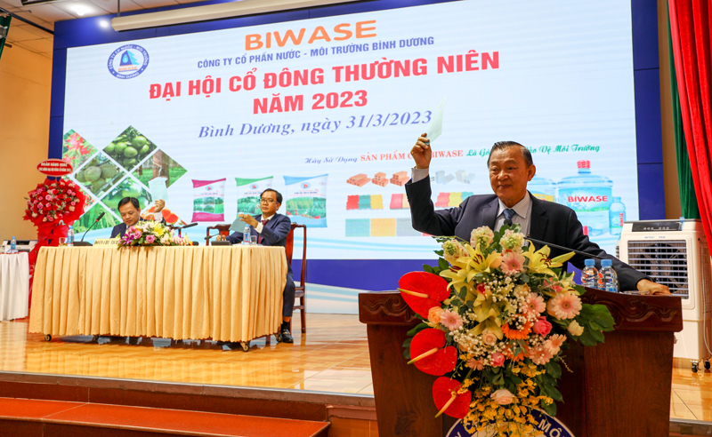Ông Nguyễn Văn Thiền, Chủ tịch HĐQT Biwase báo cáo kết quả hoạt động, điều hành năm 2023 và trả lời các câu hỏi của cổ đông, nhà đầu tư.
