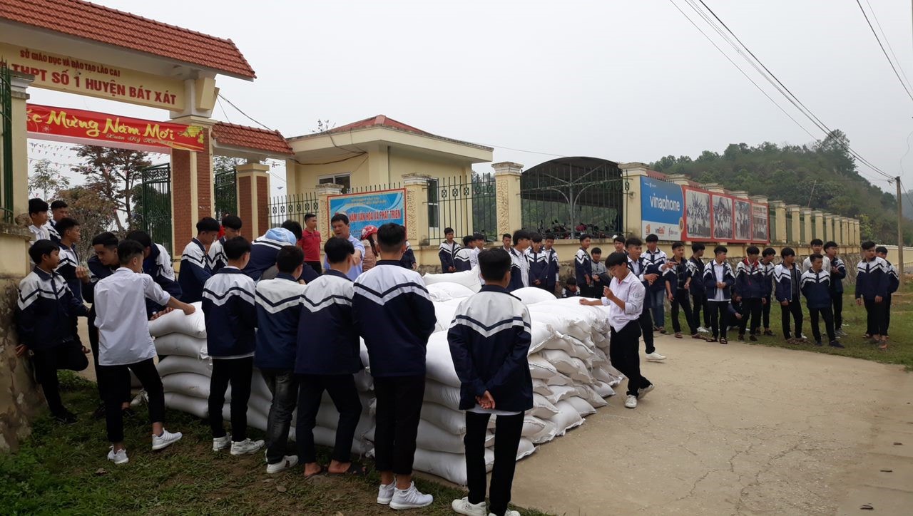 Cục DTNN khu vực Vĩnh Phú cấp phát gạo DTQG tại Trường THPT số 1 huyện Bát Xát, tỉnh Lào Cai.