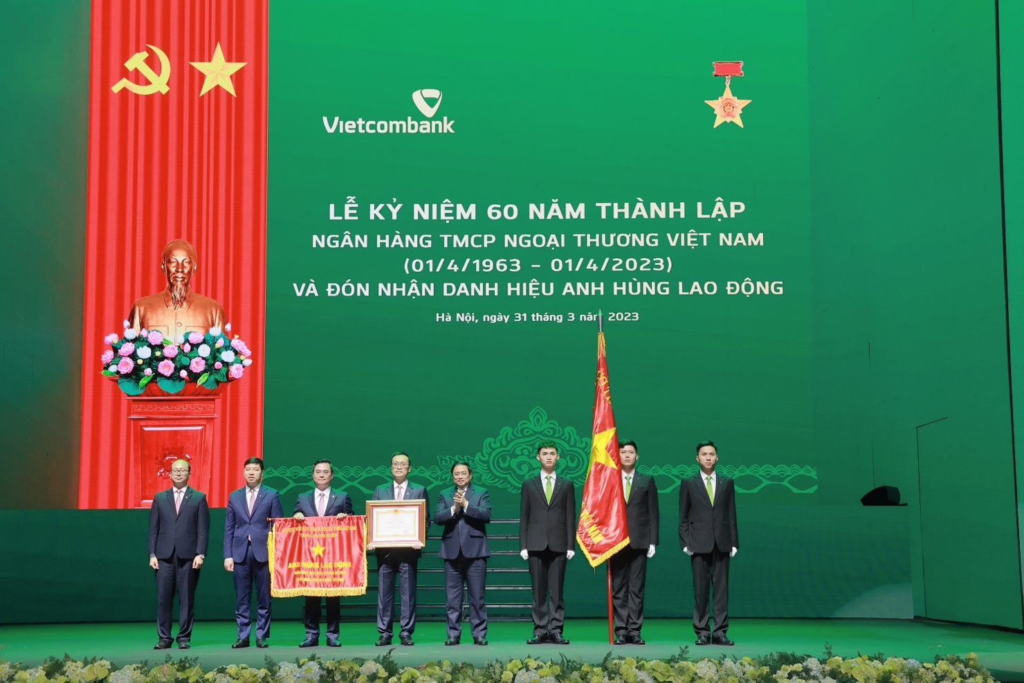 Thủ tướng Chính phủ Phạm Minh Chính trao tặng Bằng khen và cờ danh hiệu Anh hùng Lao động cho Ban lãnh đạo Vietcombank