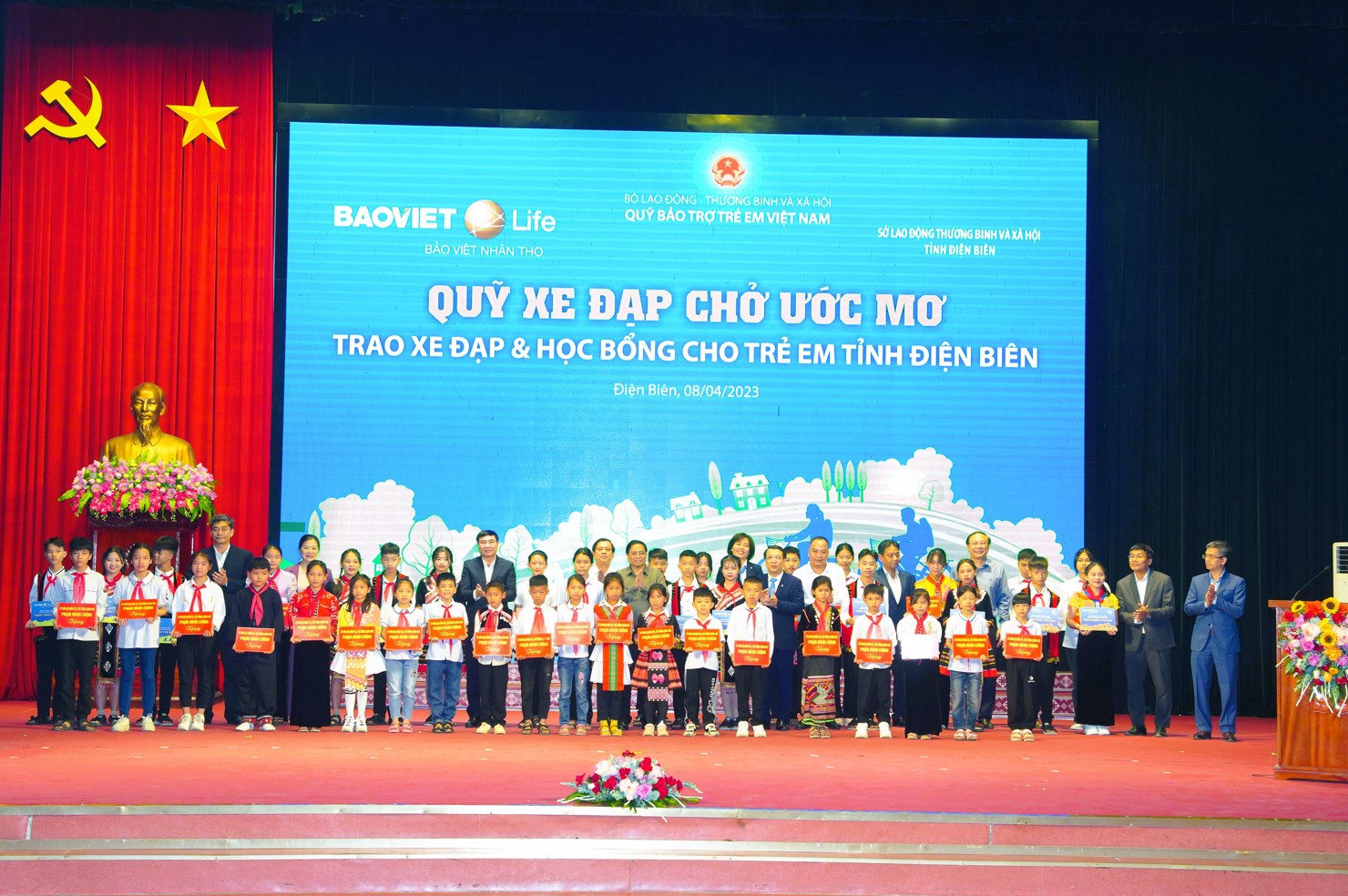 Đại diện 400 em học sinh nhận học bổng từ "Quỹ xe đạp chở ước mơ" của Bảo Việt Nhân thọ vinh dự chụp hình cùng Thủ tướng Phạm Minh Chính