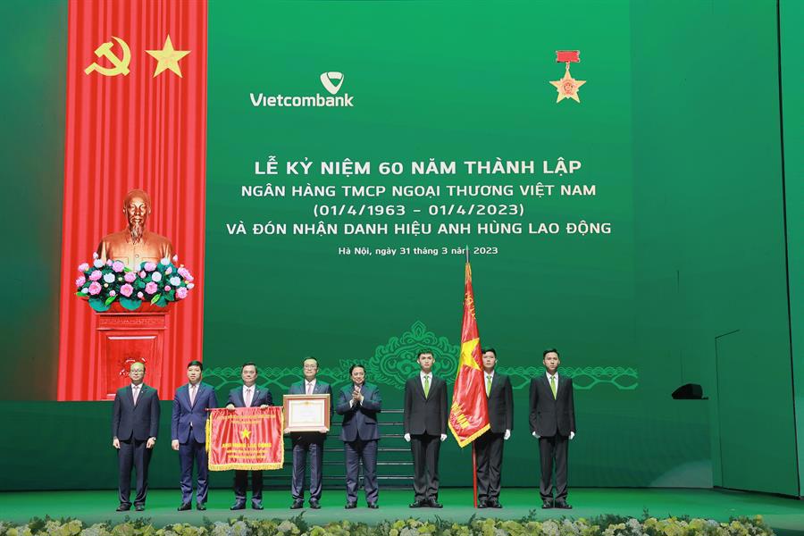 Thay mặt lãnh đạo Đảng, Nhà nước, Thủ tướng Chính phủ Phạm Minh Chính trao tặng danh hiệu Anh hùng Lao động cho Ngân hàng TMCP Ngoại thương Việt Nam 