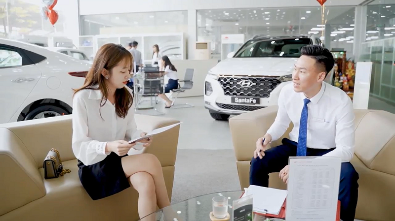 Nhân viên tư vấn mua xe tại showrom của Hyundai Thành Công