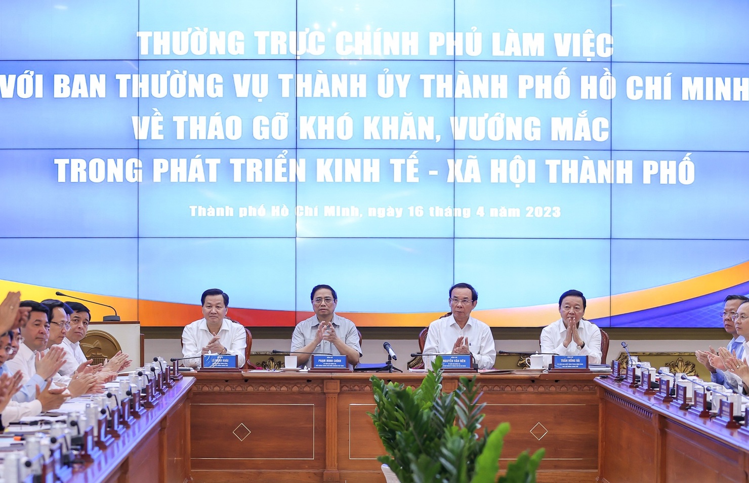 Toàn cảnh cuộc làm việc giữa Thường trực Chính phủ với Ban Thường vụ Thành ủy TP. Hồ Chí Minh sáng 16/4.