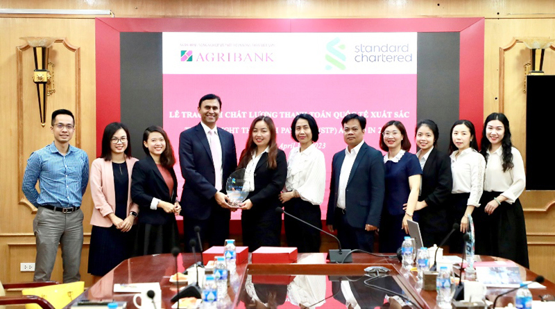 Ông Sanjay Gurjar, Giám đốc điều hành, phụ trách khu vực ASEAN ngân hàng Standard Chartered trao tặng giải thưởng cho đại diện của Agribank. Nguồn: Agribank