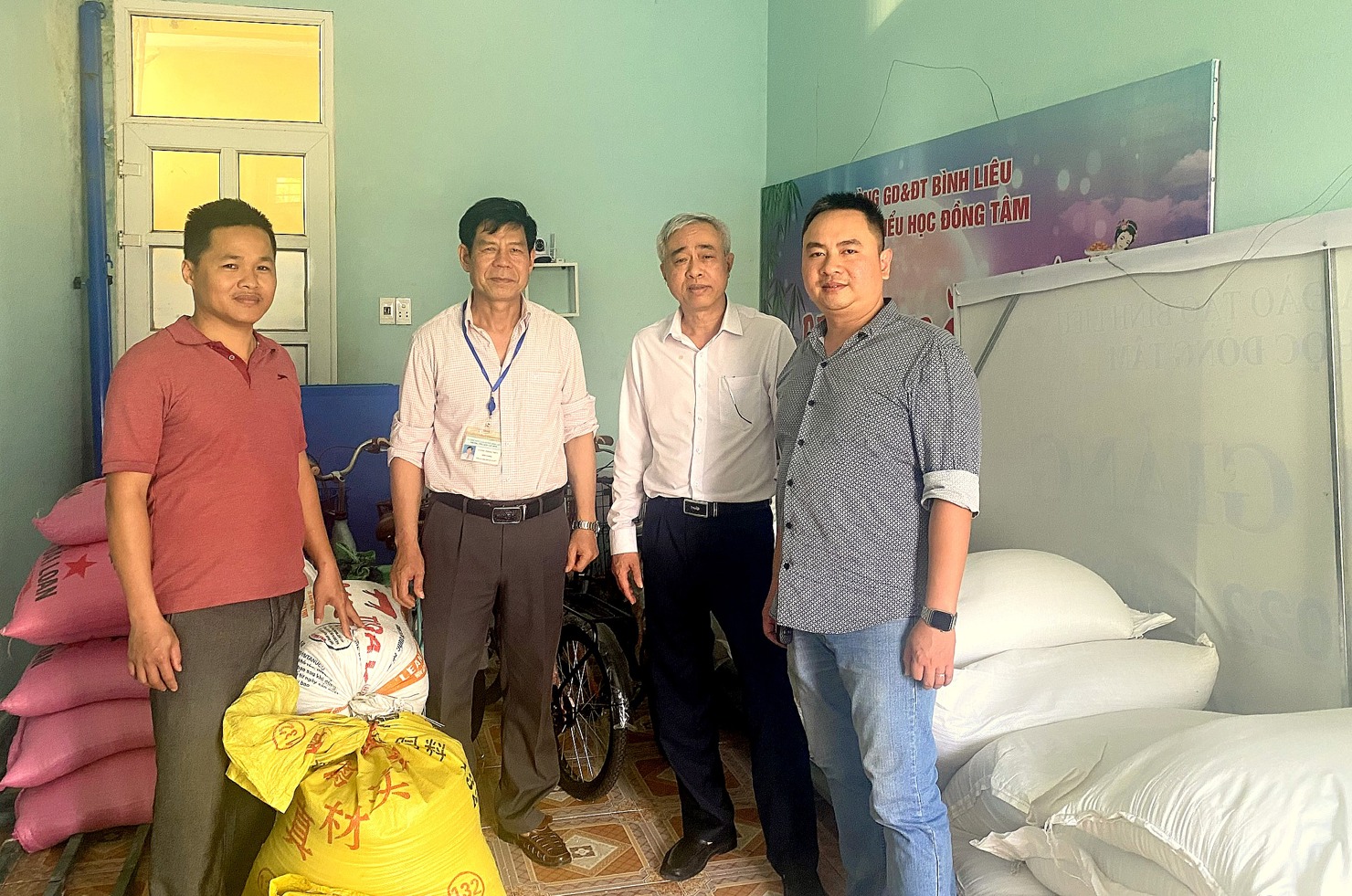 Cục trưởng Cục DTNN khu vực Đông Bắc Lê Văn Dương kiểm tra công tác giao, nhận gạo hỗ trợ học sinh tại Quảng Ninh
