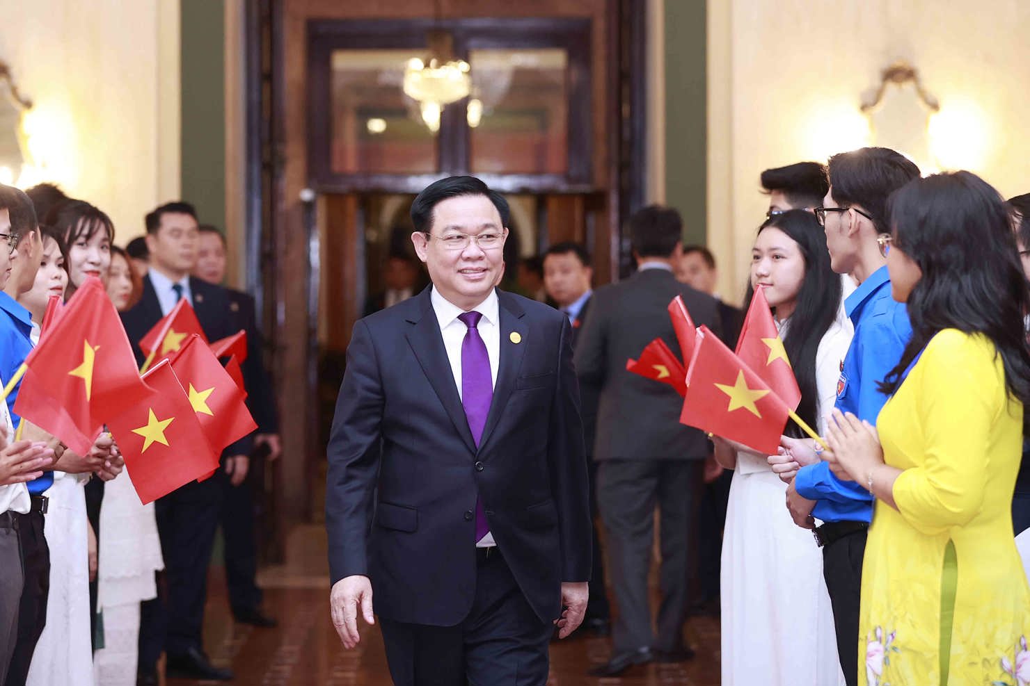 Chủ tịch Quốc hội Vương Đình Huệ tới thăm và gặp gỡ nói chuyện với cán bộ Đại sứ quán và cộng đồng người Việt Nam tại Cuba.
