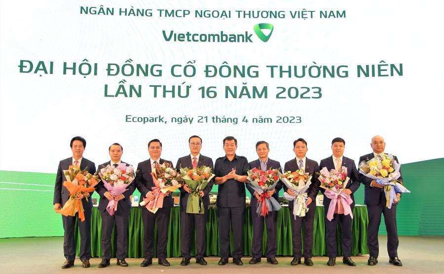 Ông Nguyễn Đức Phong - Phó Bí thư thường trực Đảng ủy Khối Doanh nghiệp Ttrung ương tặng hoa chúc mừng các thành viên Hội đồng quản trị Vietcombank nhiệm kỳ 2023-2028.