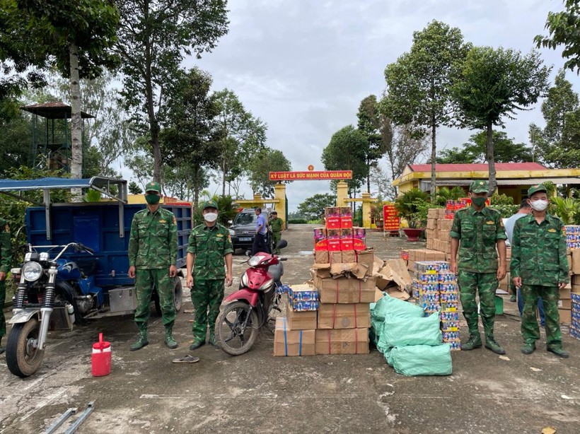 Tang vật 1.739 kg pháo nổ các loại do lực lượng Biên phòng phát hiện, bắt giữ trên địa bàn xã Hưng Điền, huyện Tân Hưng, tỉnh Long An.