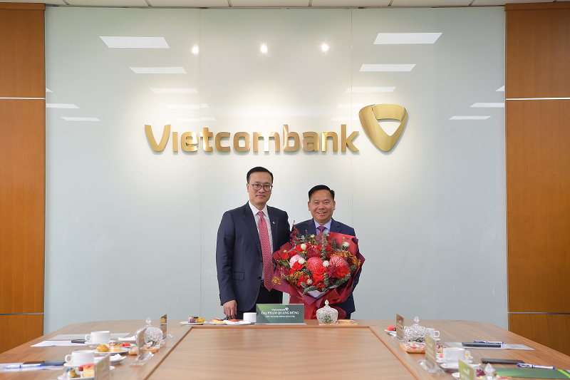 Ông Lại Hữu Phước (bên phải) nhận hoa chúc mừng từ ông Phạm Quang Dũng–Chủ tịch HĐQT Vietcombank