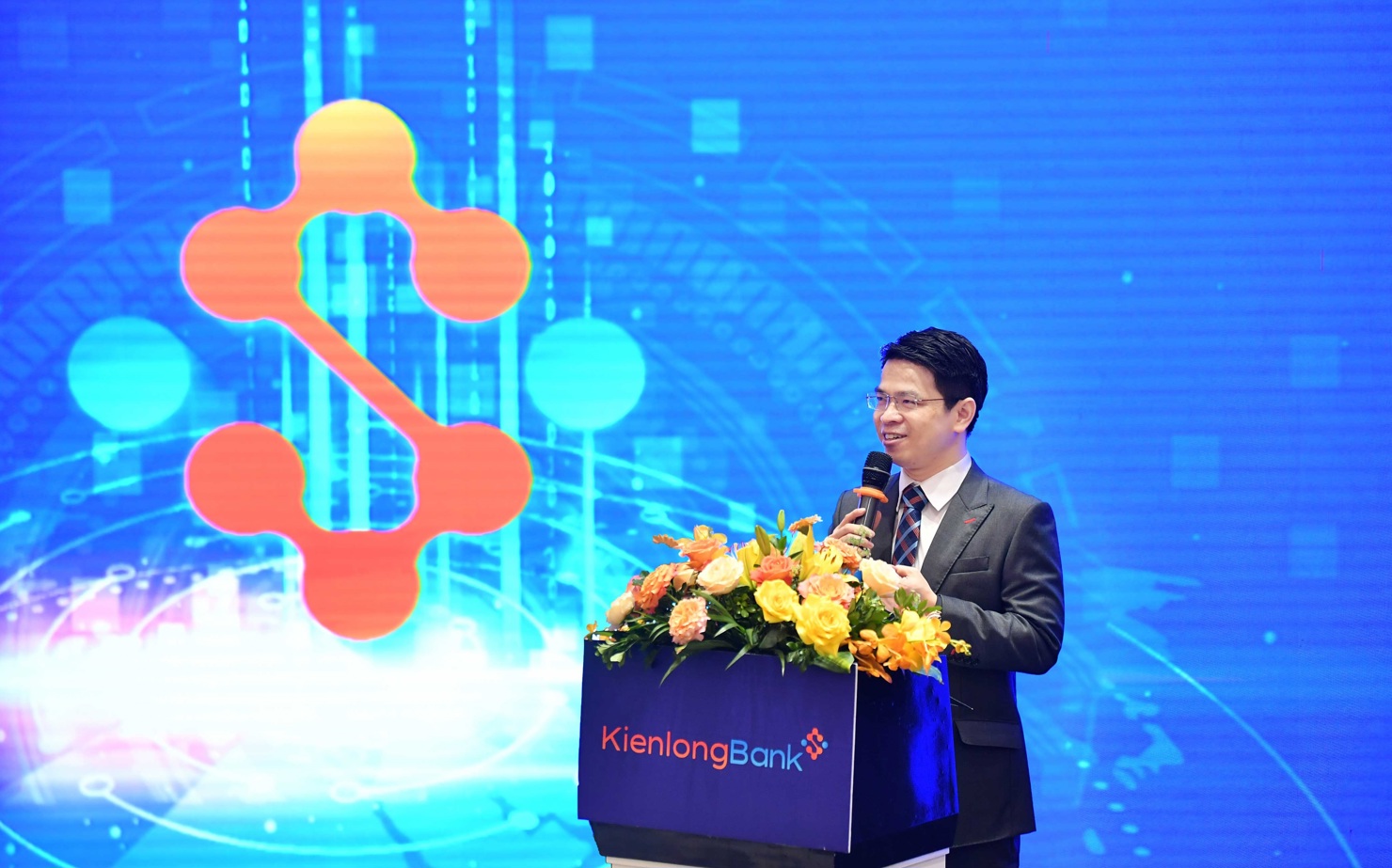 Ông Trần Ngọc Minh, Thành viên HĐQT kiêm Tổng Giám đốc KienlongBank phát biểu tại buổi lễ công bố vận hành thành công hệ thống ngân hàng lõi mới. Ảnh: KLB