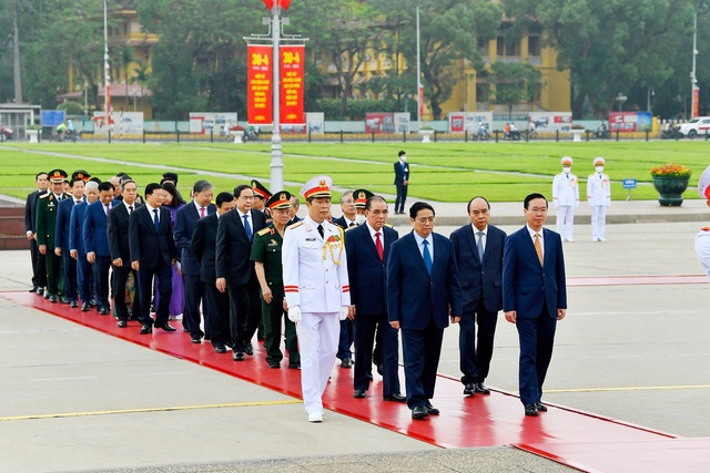 Đoàn đại biểu lãnh đạo, nguyên lãnh đạo Đảng, Nhà nước và Ủy ban Trung ương Mặt trận Tổ quốc Việt Nam vào Lăng viếng Chủ tịch Hồ Chí Minh - Ảnh: VGP/Nhật Bắc.