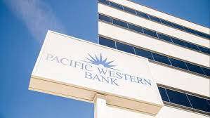 Vốn hóa PacWest Bank sụt giảm 72% từ đầu năm nay do lo ngại khủng hoảng ngân hàng tại Mỹ. 
