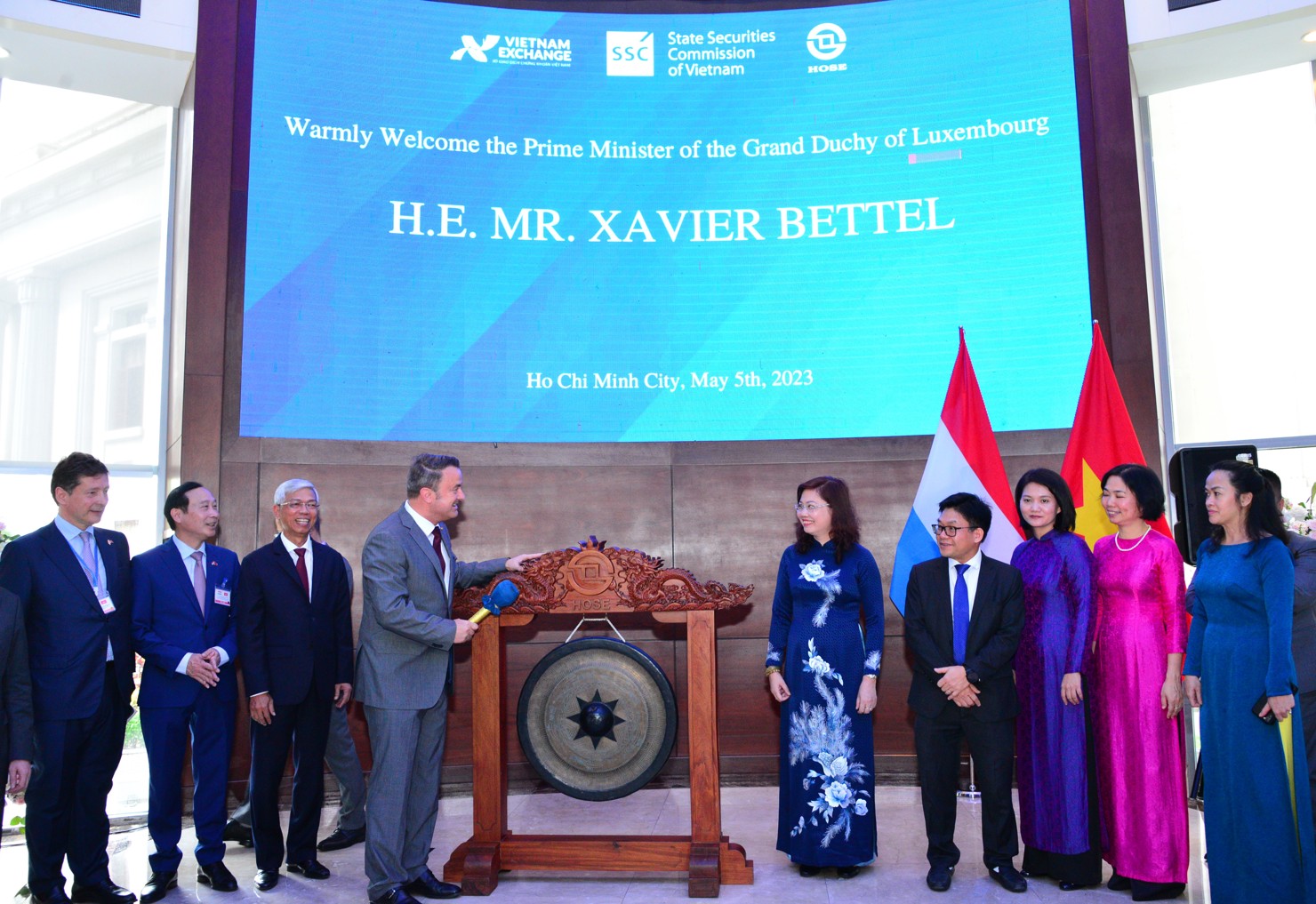 Thủ tướng Luxembourg Xavier Bettel và các đại biểu tham dự tiến hành Nghi thức đánh cồng tại HOSE.