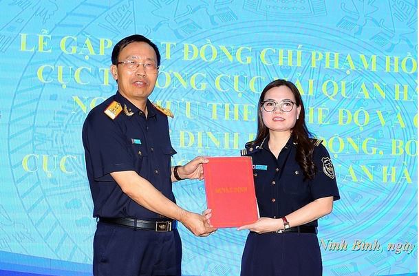 Tổng cục trưởng Nguyễn Văn Cẩn trao quyết định bổ nhiệm Cục trưởng Cục Hải quan Hà Nam Ninh cho bà Nguyễn Thu Nhiễu.