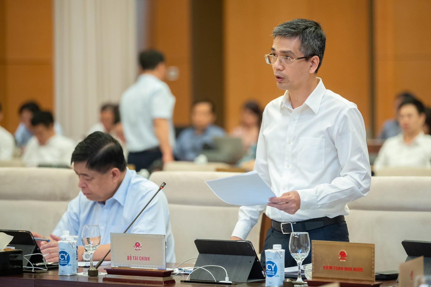 Thứ trưởng Bộ Tài chính Võ Thành Hưng trình bày báo cáo tại Phiên họp thứ 23 của Ủy ban Thường vụ Quốc hội