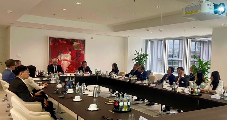 Đoàn công tác của NHNN Việt Nam và Agribank tham gia buổi làm việc với Thành viên Hội đồng quản trị NHTW Đức (Bundesbank) Burkhard Balz tại Frankfurt (Đức). Nguồn: Agribank.