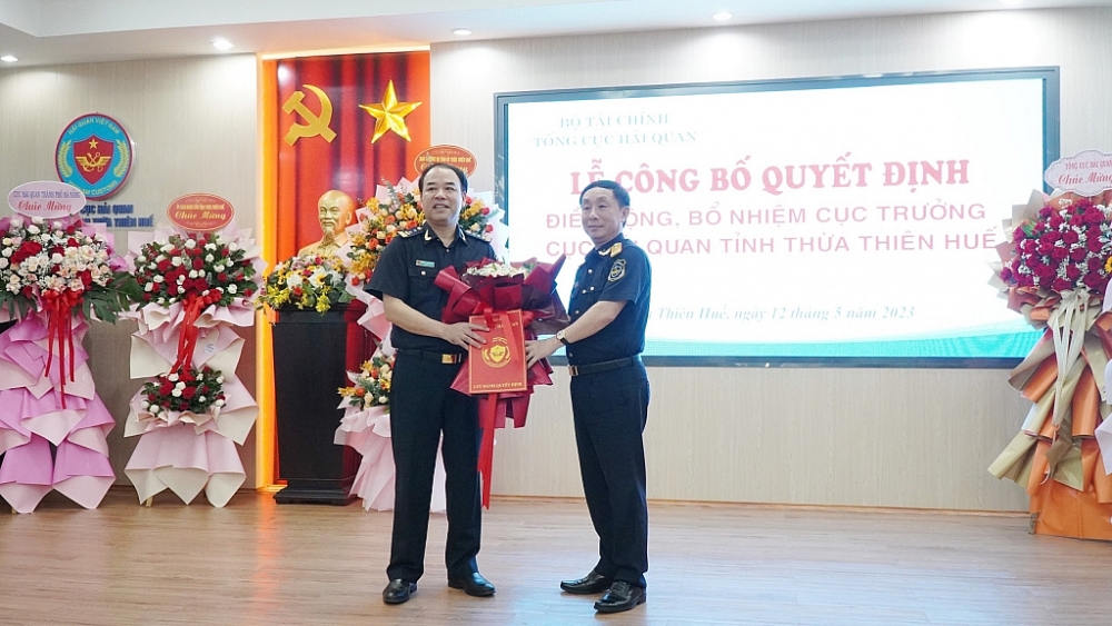 Phó Tổng cục trưởng Tổng cục Hải quan Hoàng Việt Cường trao quyết định cho tân Cục trưởng Nguyễn Quang Thanh.
