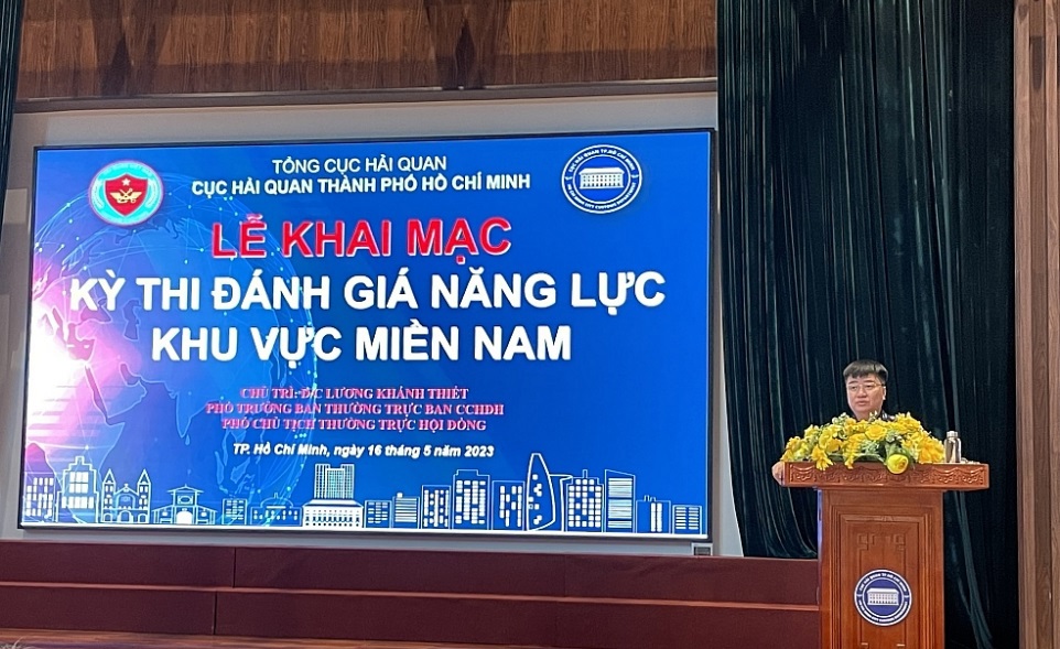 Ông Lương Khánh Thiết - Phó Chủ tịch thường trực Hội đồng phát biểu khai mạc kỳ thi đánh giá năng lực.
