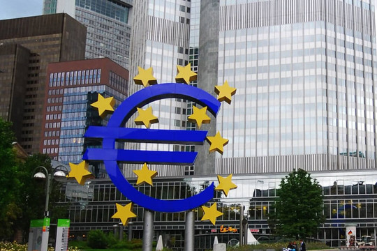 ECB quyết định tăng lãi suất để đối phó với lạm phát. 