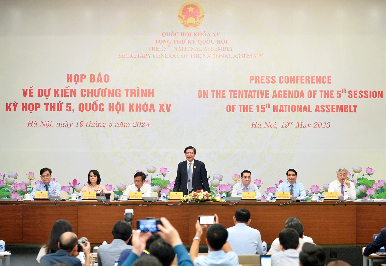 Ông Bùi Văn Cường - Ủy viên Trung ương Đảng, Chủ nhiệm Văn phòng Quốc hội, Tổng Thư ký Quốc hội chủ trì buổi họp báo.