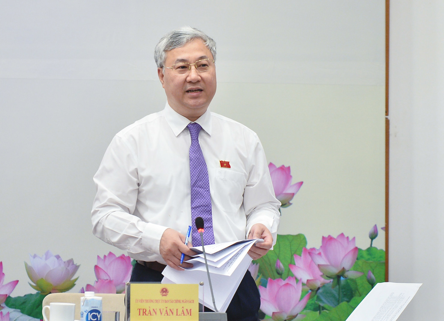 Ủy viên Thường trực Ủy ban Tài chính, Ngân sách Trần Văn Lâm trả lời câu hỏi của phóng viên tại buổi họp báo sáng 19/.