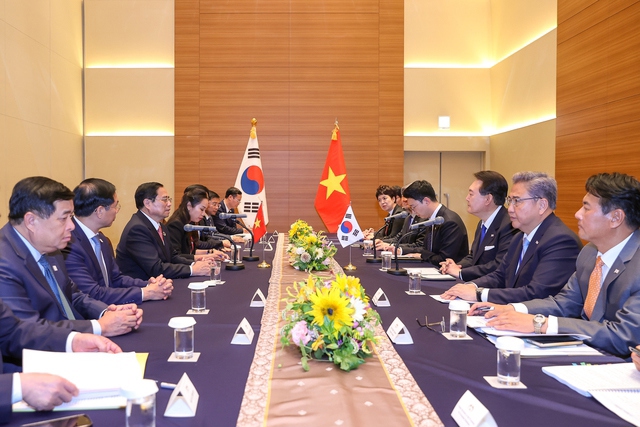 Thủ tướng Phạm Minh Chính hội kiến Tổng thống Hàn Quốc Yoon Suk Yeol nhân dịp dự Hội nghị Thượng đỉnh G7 mở rộng - Ảnh: VGP/Nhật Bắc.
