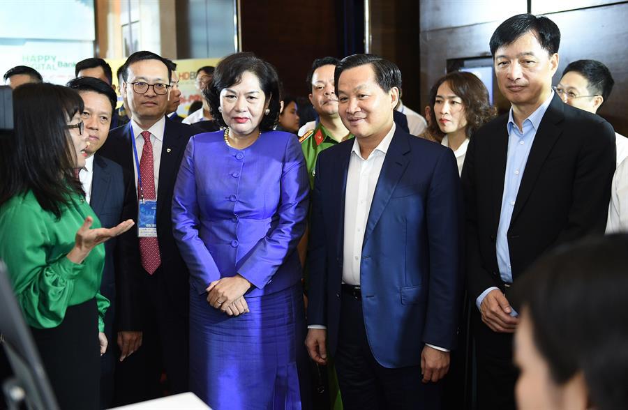Phó Thủ tướng Chính phủ Lê Minh Khái tham quan trải nghiệm tại các gian hàng của sự kiện