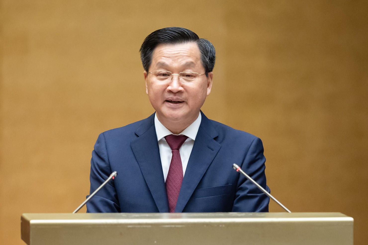 Phó Thủ tướng Chính phủ Lê Minh Khái trình bày Báo cáo tại Phiên khai mạc Kỳ họp thứ 5, Quốc hội khóa XV. 