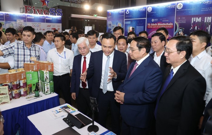 Thủ tướng Phạm Minh Chính đã tham quan gian trưng bày sản phẩm của các doanh nghiệp khởi nghiệp đổi mới sáng tạo tại Techfest Vietnam 2022.