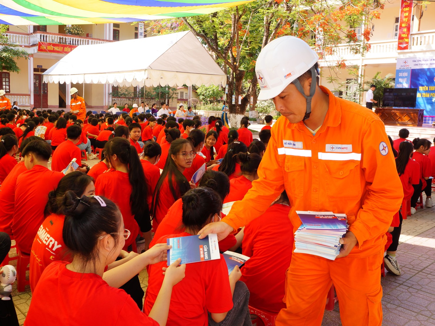 Công ty Điện lực Thanh Hóa phát cẩm nang an toàn điện cho học sinh trong sự kiện tuyên truyền bảo vệ an toàn hành lang lưới điện.