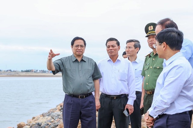 Thủ tướng Chính phủ Phạm Minh Chính đi kiểm tra việc chuẩn bị khởi công dự án xây dựng Nhà ga hành khách T2 - Cảng hàng không quốc tế Cát Bi - Ảnh: VGP/Nhật Bắc