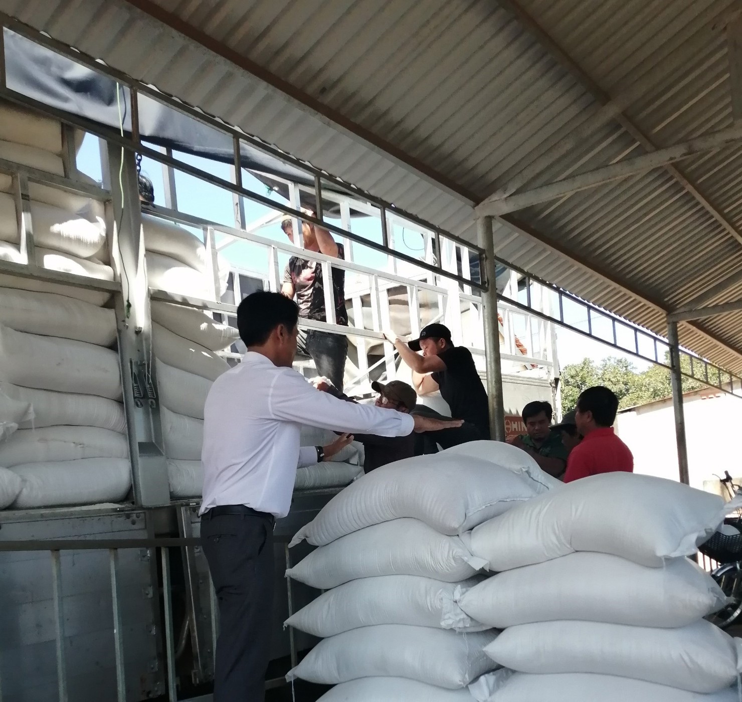 Cục DTNN khu vực Đông Nam Bộ vừa hoàn thành xuất cấp, bàn giao gần 130 tấn gạo hỗ trợ học sinh 2 tỉnh (Bình Phước và Tây Ninh)