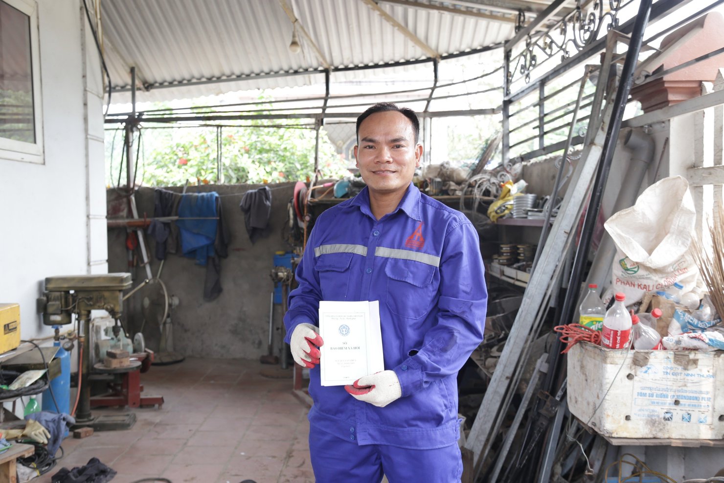 Anh Nguyễn Văn Thủy (xã Phù Linh, huyện Sóc Sơn, TP. Hà Nội) được Quỹ bảo hiểm tai nạn lao động, bệnh nghề nghiệp chi trả chế độ một lần. 