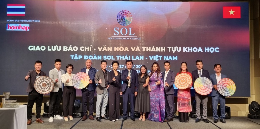 TS. Pichait Palanugool và bà Khun Tip chứng kiến bà Tracy Bùi trao 6 logo độc quyền cho 6 thương hiệu Sol tại Việt Nam. Ảnh: ĐH.