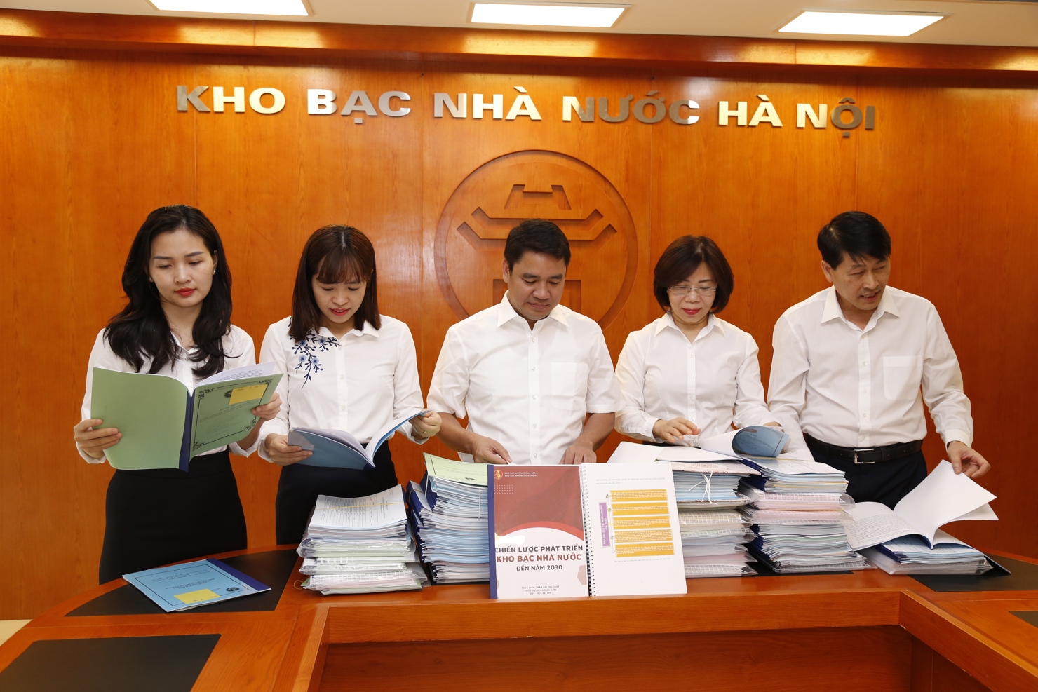 Ban chấm thi vòng sơ loại KBNN Hà Nội đang tiến hành phân loại bài viết theo các lĩnh vực. Ảnh Thuỳ Linh.