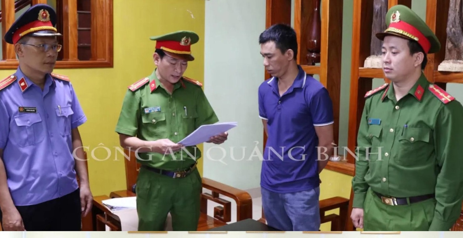 Công an tỉnh Quảng Bình tống đạt các quyết định khởi tố vụ án, khởi tố bị can, lệnh bắt tạm giam để điều tra vì hành vi mua bán trái phép hóa đơn (13/7/2022). Nguồn web conganquangbinh.gov.vn