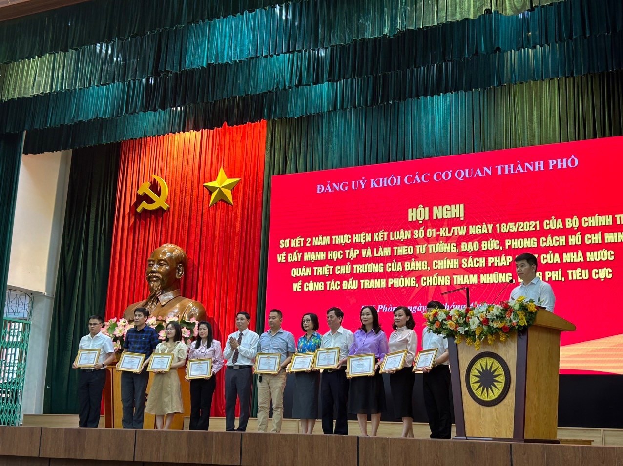 Đảng uỷ Khối các cơ quan TP. Hải Phong trao Giấy khen cho các tập thể, cá nhân điển hình trong học tập và làm theo tư tưởng, đạo đức, phong cách Hồ Chí Minh.