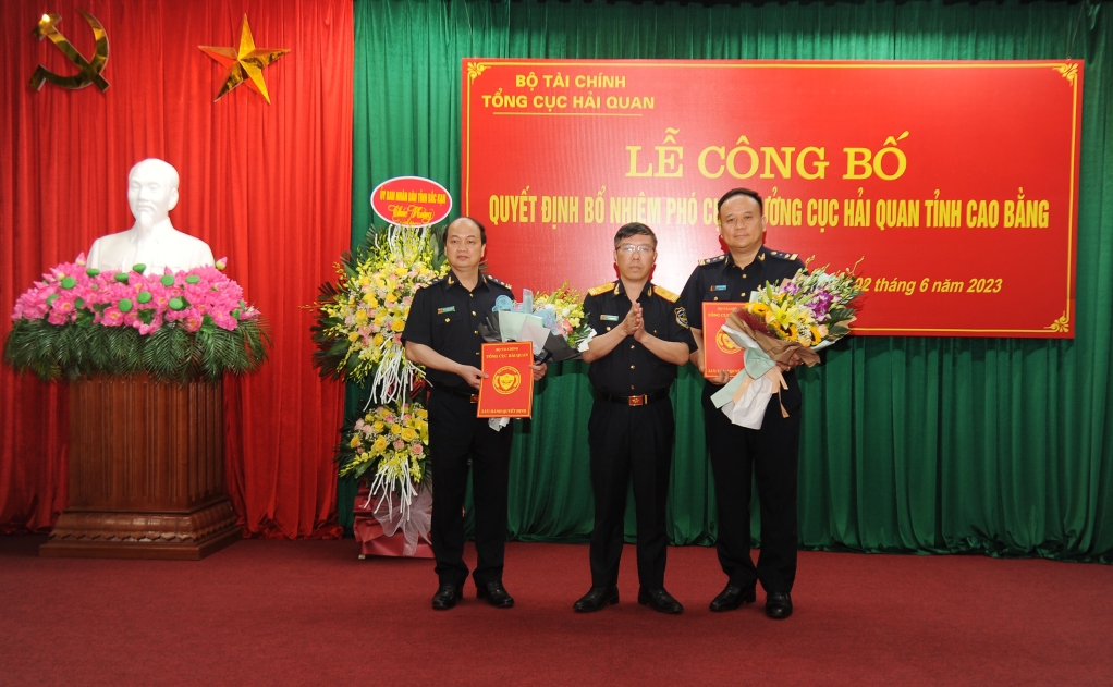 Phó Tổng cục trưởng Lưu Mạnh Tưởng trao quyết định và tặng hoa chúc mừng tân Phó Cục trưởng Nguyễn Thế Bằng (phải) và Phó Cục trưởng Mã Thanh Giang (trái).