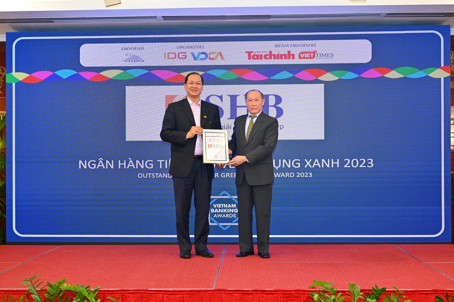 Ông Trần Xuân Huy – Phó Tổng Giám đốc SHB (bên trái) đại diện ngân hàng nhận giải thưởng “Ngân hàng Tiêu biểu về Tín dụng Xanh năm 2022”