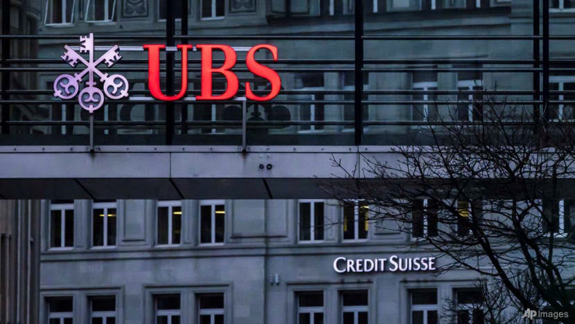 Logo của các ngân hàng Credit Suisse và UBS tại Zurich, Thụy Sĩ vào ngày 19 tháng 3 năm 2023. Ảnh: AP