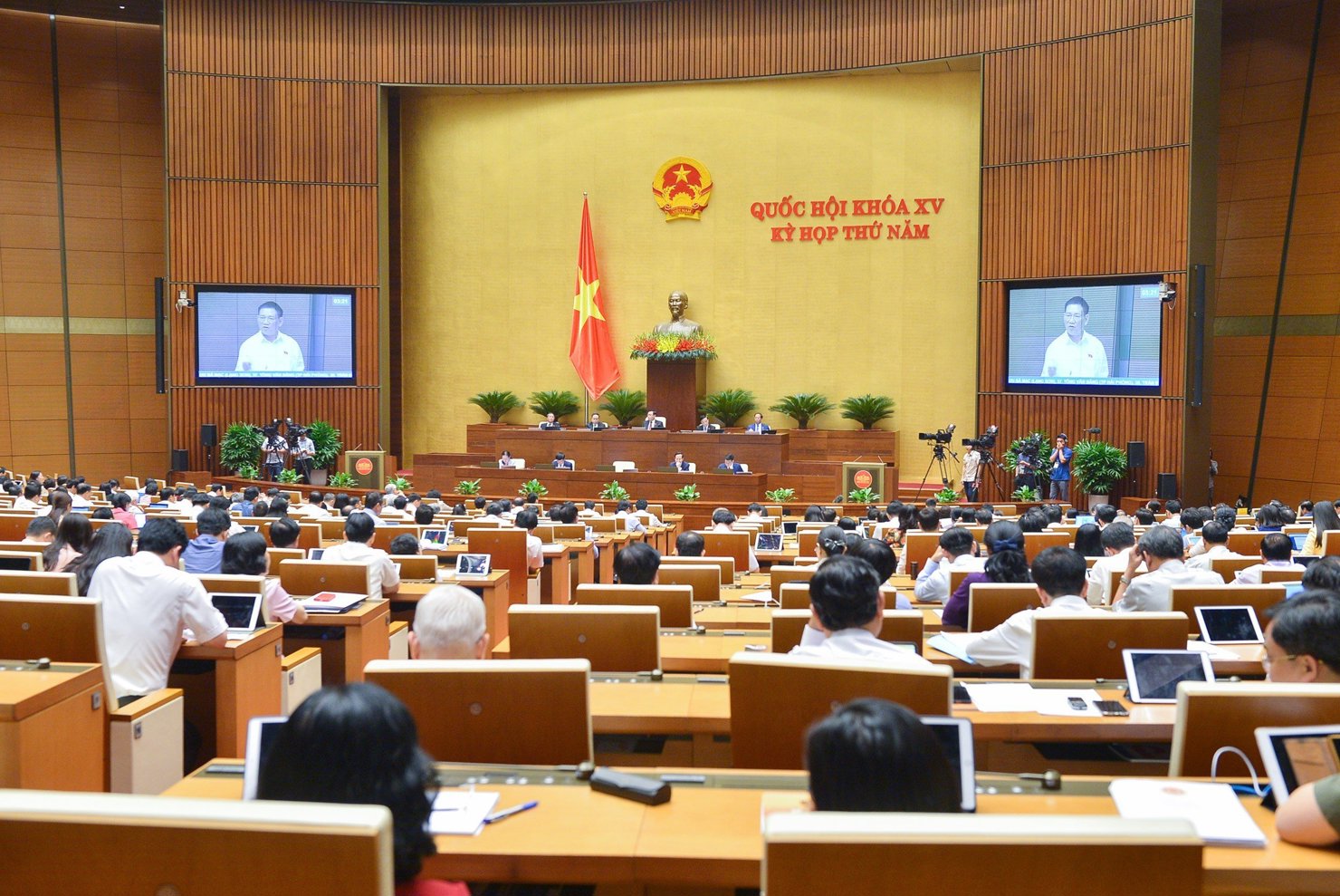 Bộ trưởng Bộ Tài chính Hồ Đức Phớc tham gia trả lời chất vấn tại Phiên họp sáng 6/6/2023. 