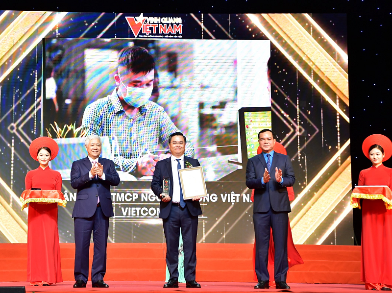 Ông Nguyễn Thanh Tùng - Tổng giám đốc đại diện cho tập thể Vietcombank nhận Chứng nhận vinh danh