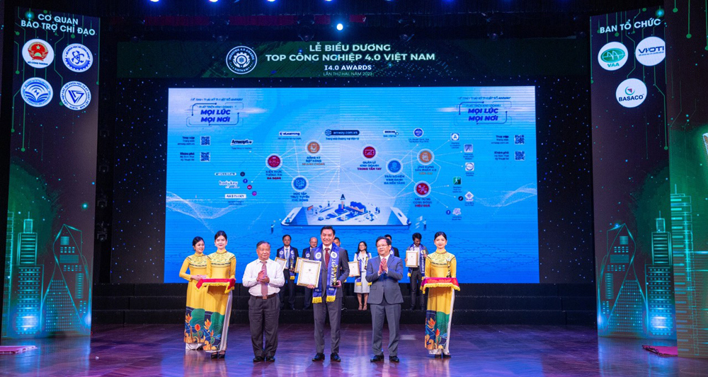 Đại diện Công ty Amway Việt Nam, ông Nguyễn Phương Sơn, Giám đốc đối ngoại Amway Việt Nam nhận giải thưởng từ Ban tổ chức. Nguồn: Amway.