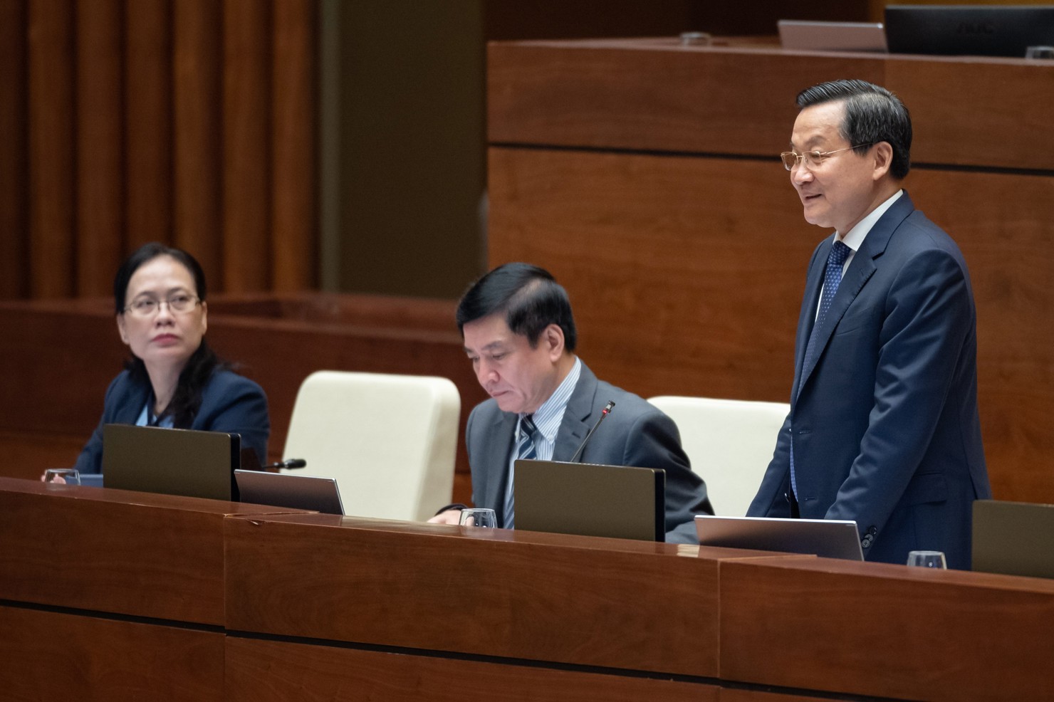 Phó Thủ tướng Chính phủ Lê Minh Khái trả lời các câu hỏi chất vấn của đại biểu Quốc hội. 