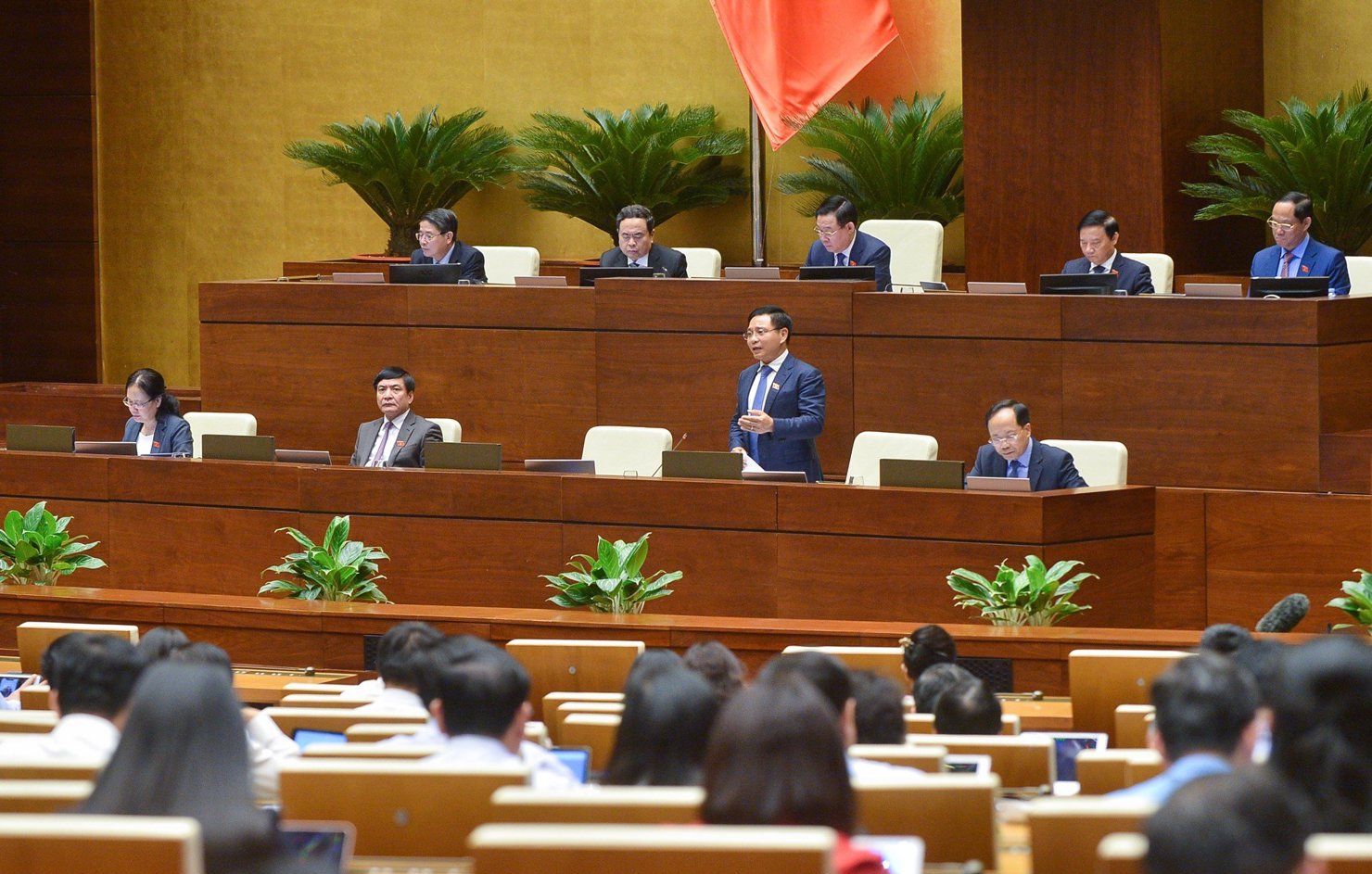 Bộ trưởng Bộ Giao thông vận tải Nguyễn Văn Thắng giải trình trước Quốc hội. 